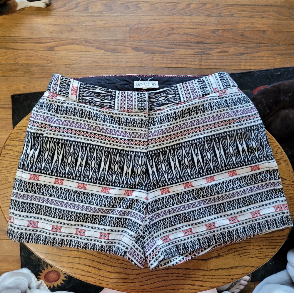 Artisan NY black and red designed shorts sz.6